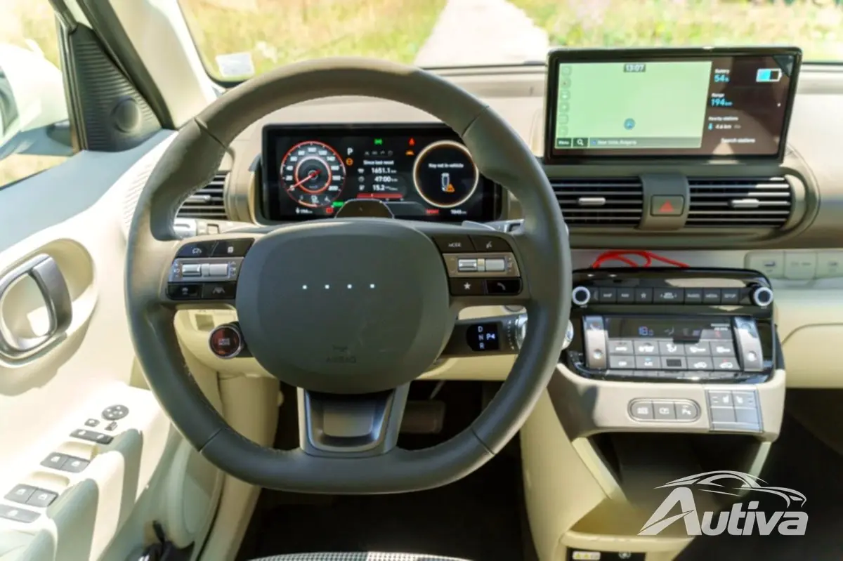 Kierownica posiada wiele przycisków.