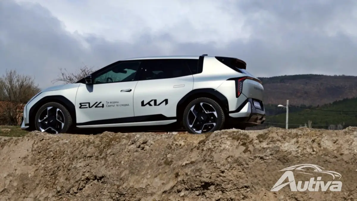 Profil boczny Kia EV4 hatchback GT-line