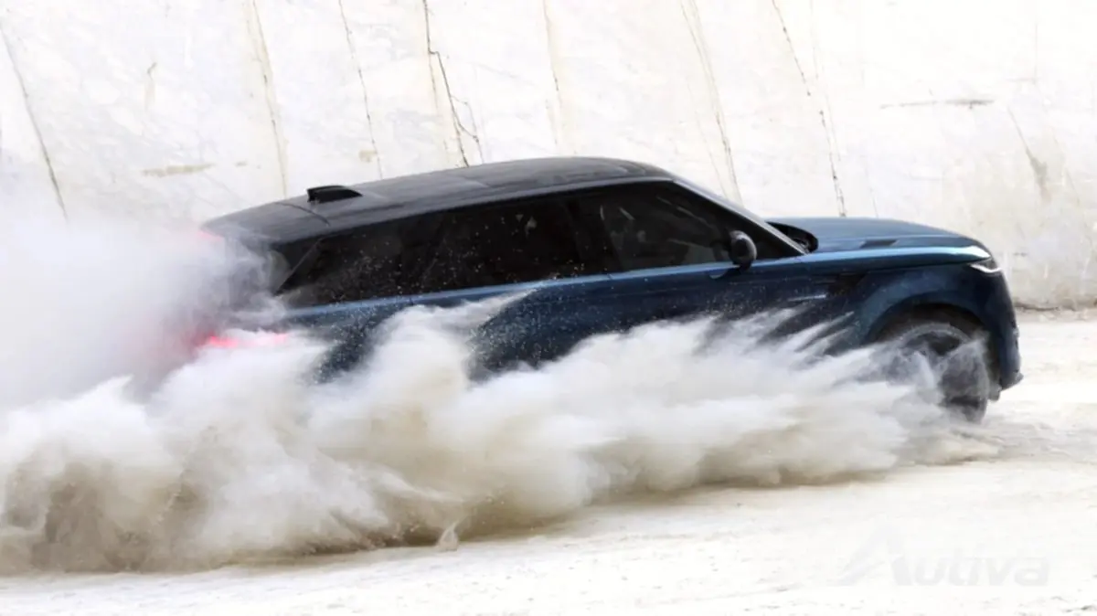 تستبدل سيارة رينج روفر سبورت الجديدة محرك V8 الرعد بالعضلات ذات الجهد العالي