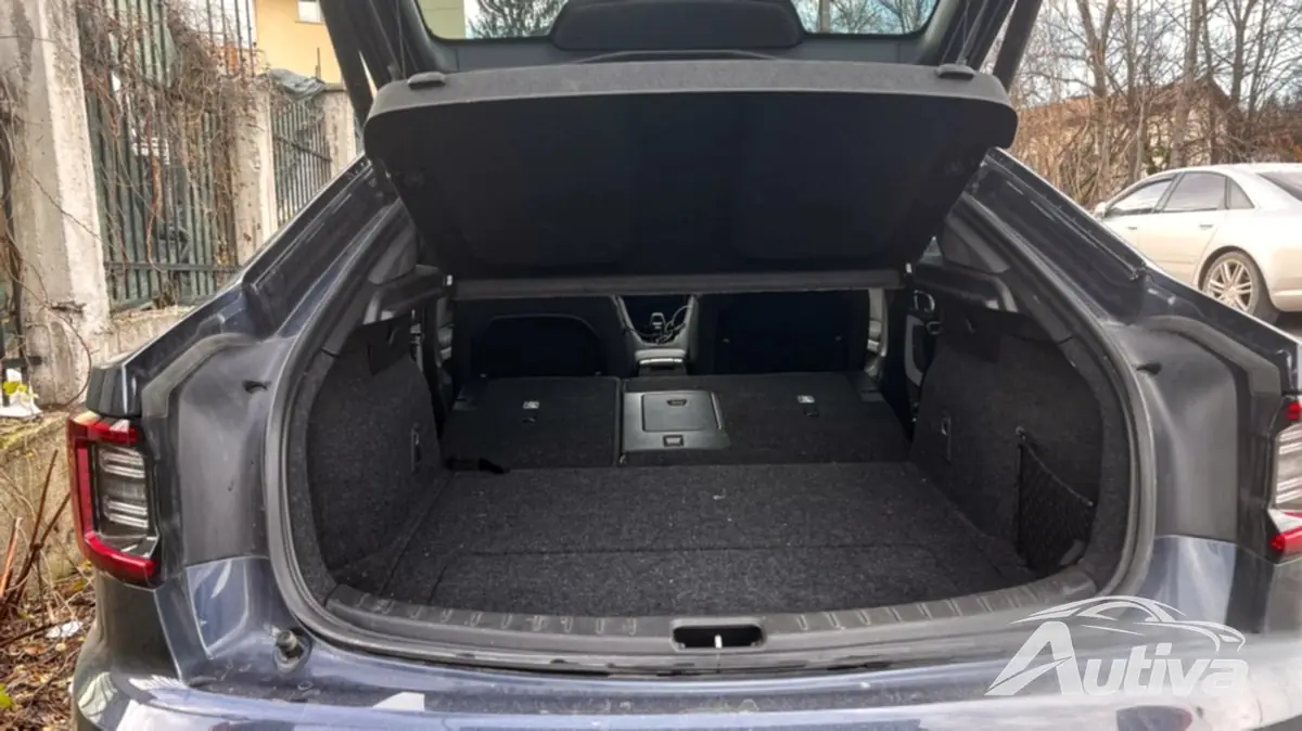 常规后备箱容量并不令人印象深刻，但将座椅放下并打开宽大的舱口后，您可以携带非常大的物品。
