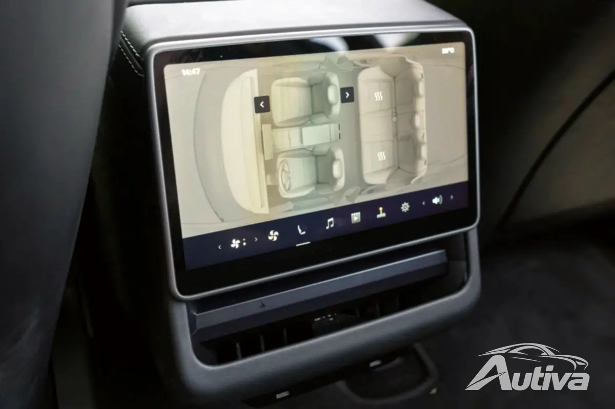 Passagerarna bak får en hel del bekvämligheter.