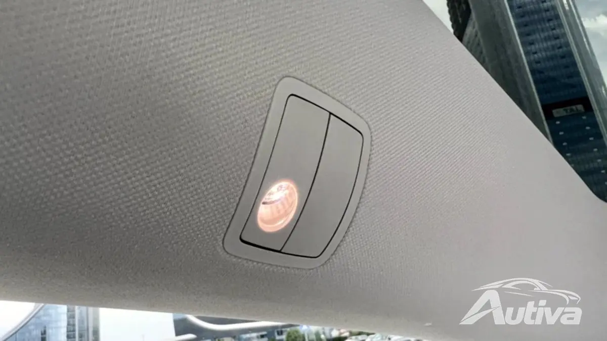 一体型のコートハンガーは、Model Y の実用性をさらに高めています。
