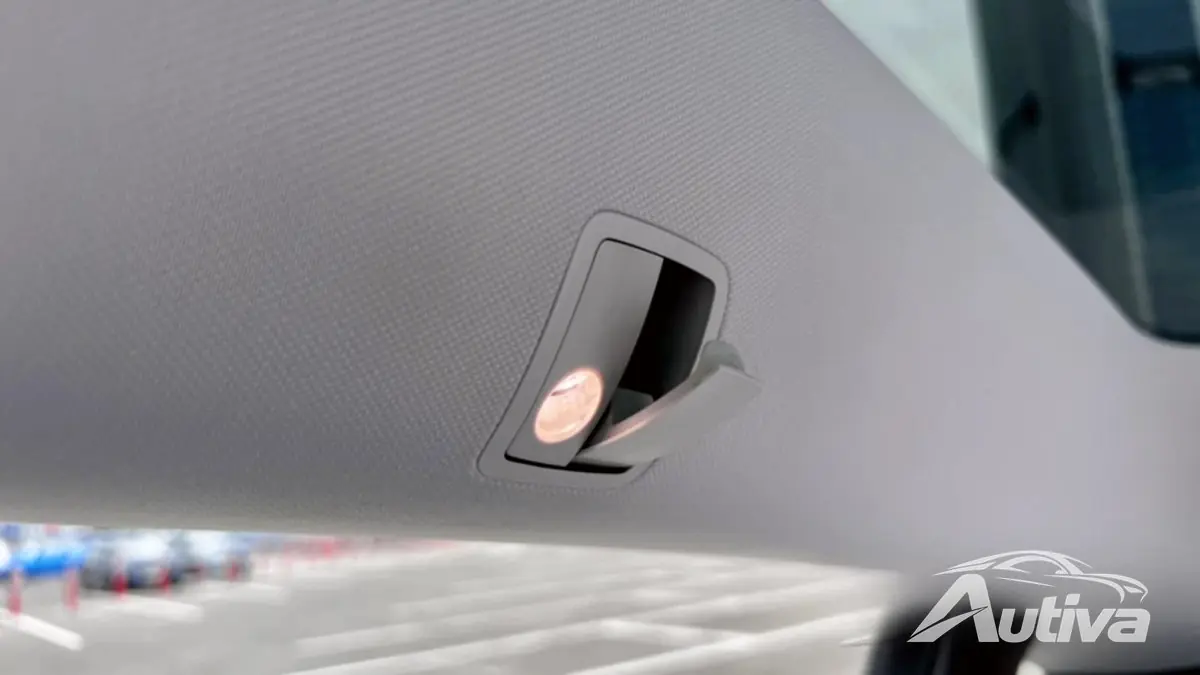 一体型のコートハンガーは、Model Y の実用性をさらに高めています。