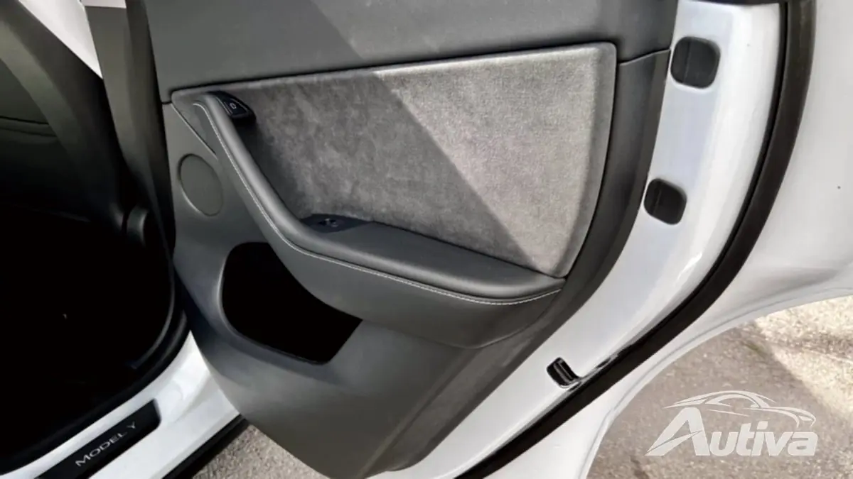一体型のコートハンガーは、Model Y の実用性をさらに高めています。