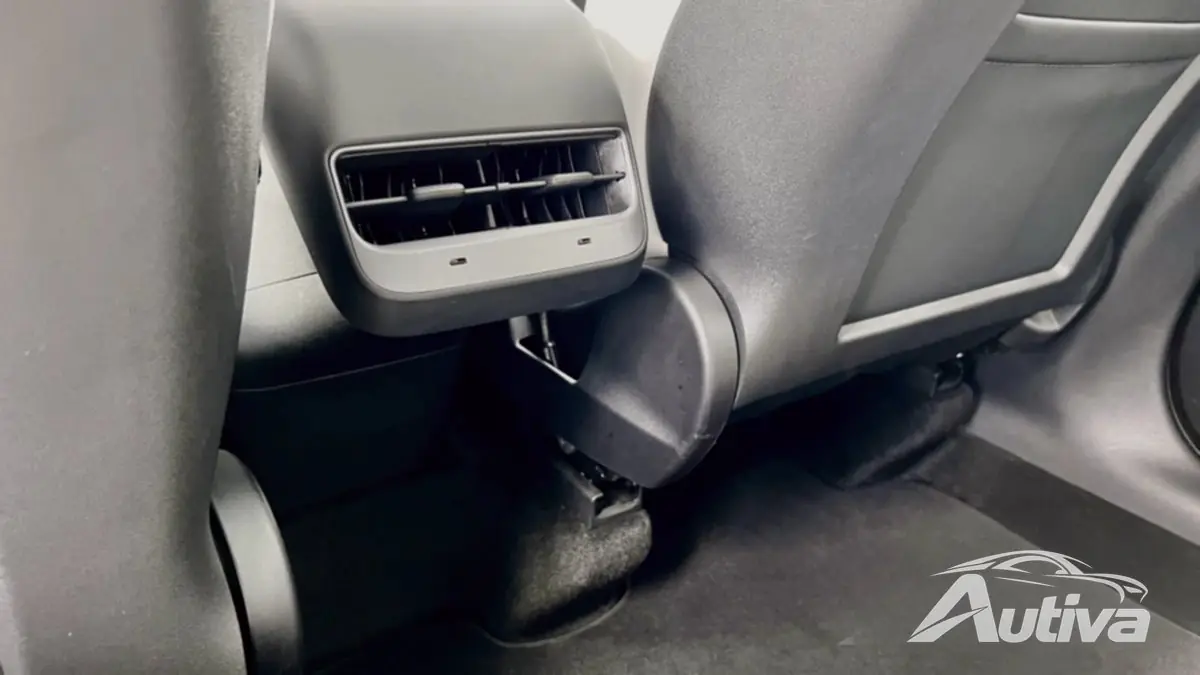 Onze recensent van 195 cm (6'4'') past comfortabel op de achterbank van de Model Y.