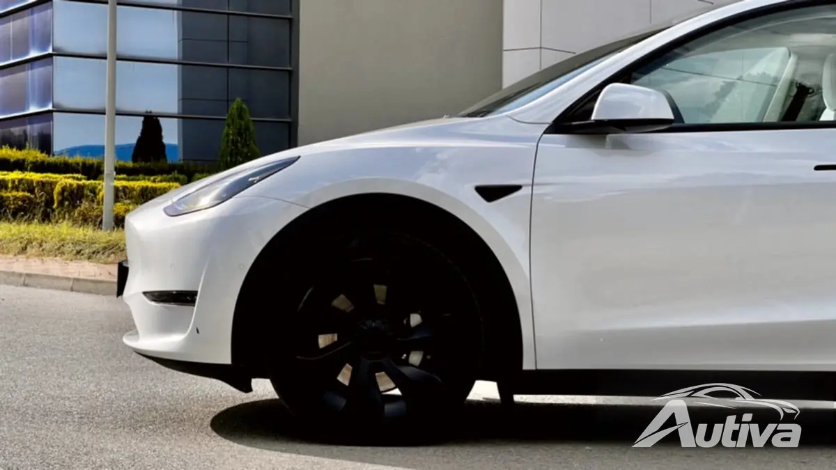 Model Y nawiązuje wyglądem do innych modeli Tesli, a także charakteryzuje się minimalistycznym designem.