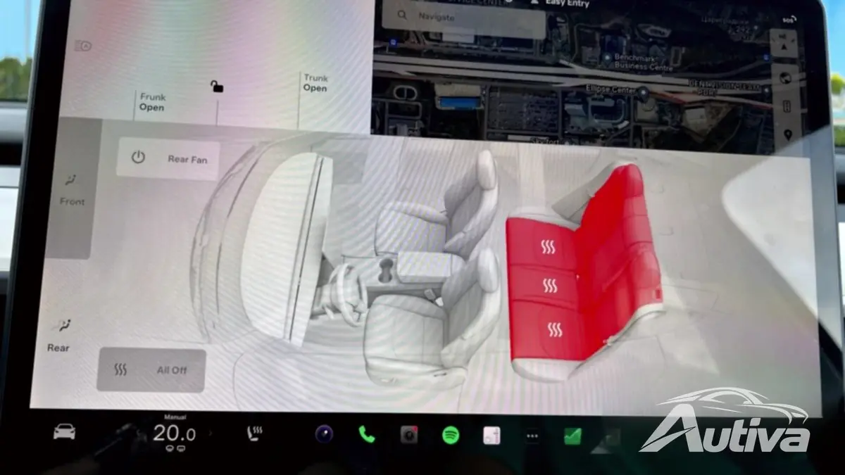 Vår 195 cm (6'4'') granskare passar bekvämt in i baksätena på Model Y.