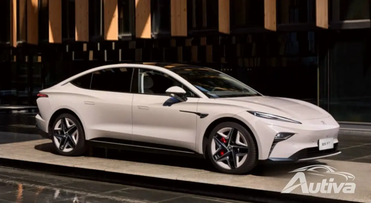 ライジング F7 は交換可能なバッテリーを搭載した 30,000 ドルの電気セダンです