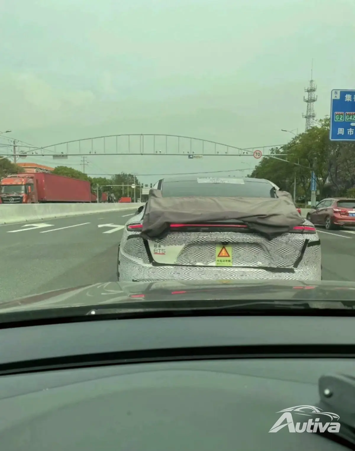 調整可能なリアウイングを備えた NIO ET5 が注目 調整可能なリアウイングを備えた NIO ET5 が注目