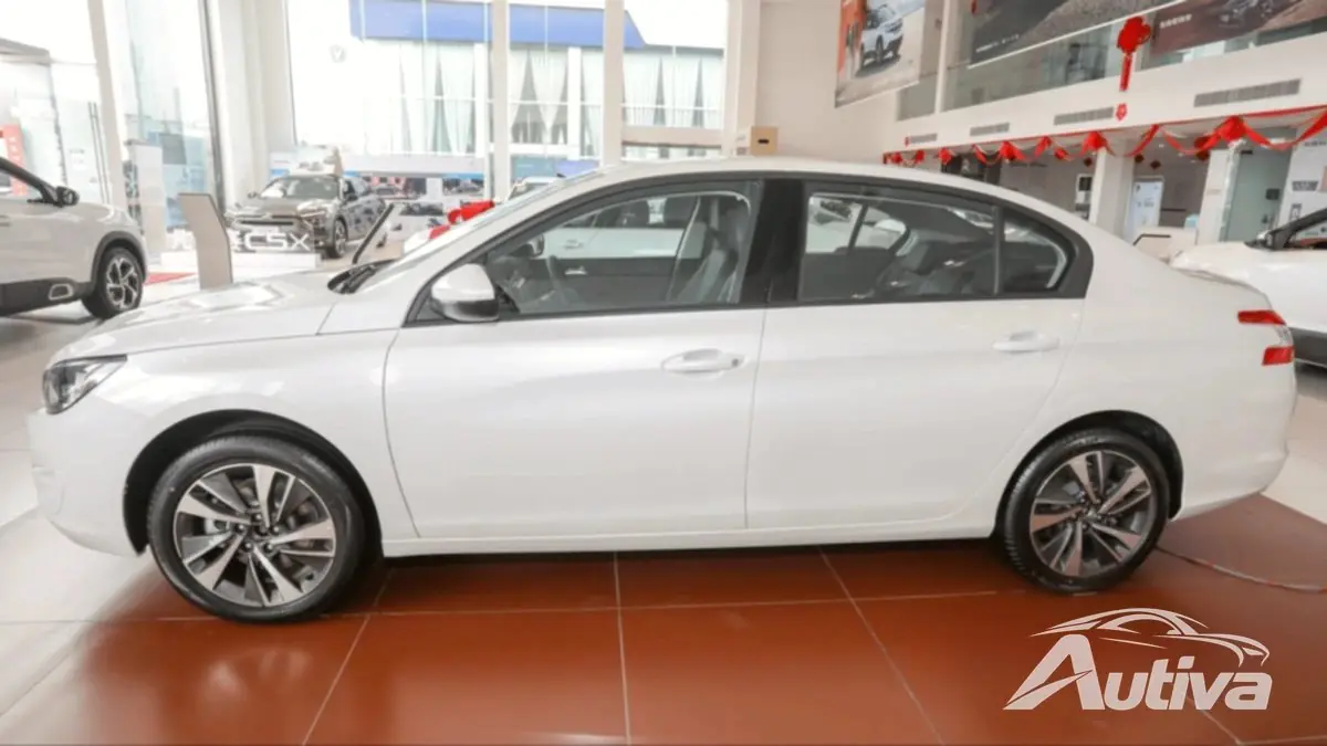 Peugeot 408 revivido como carro elétrico chinês com bateria trocável 4