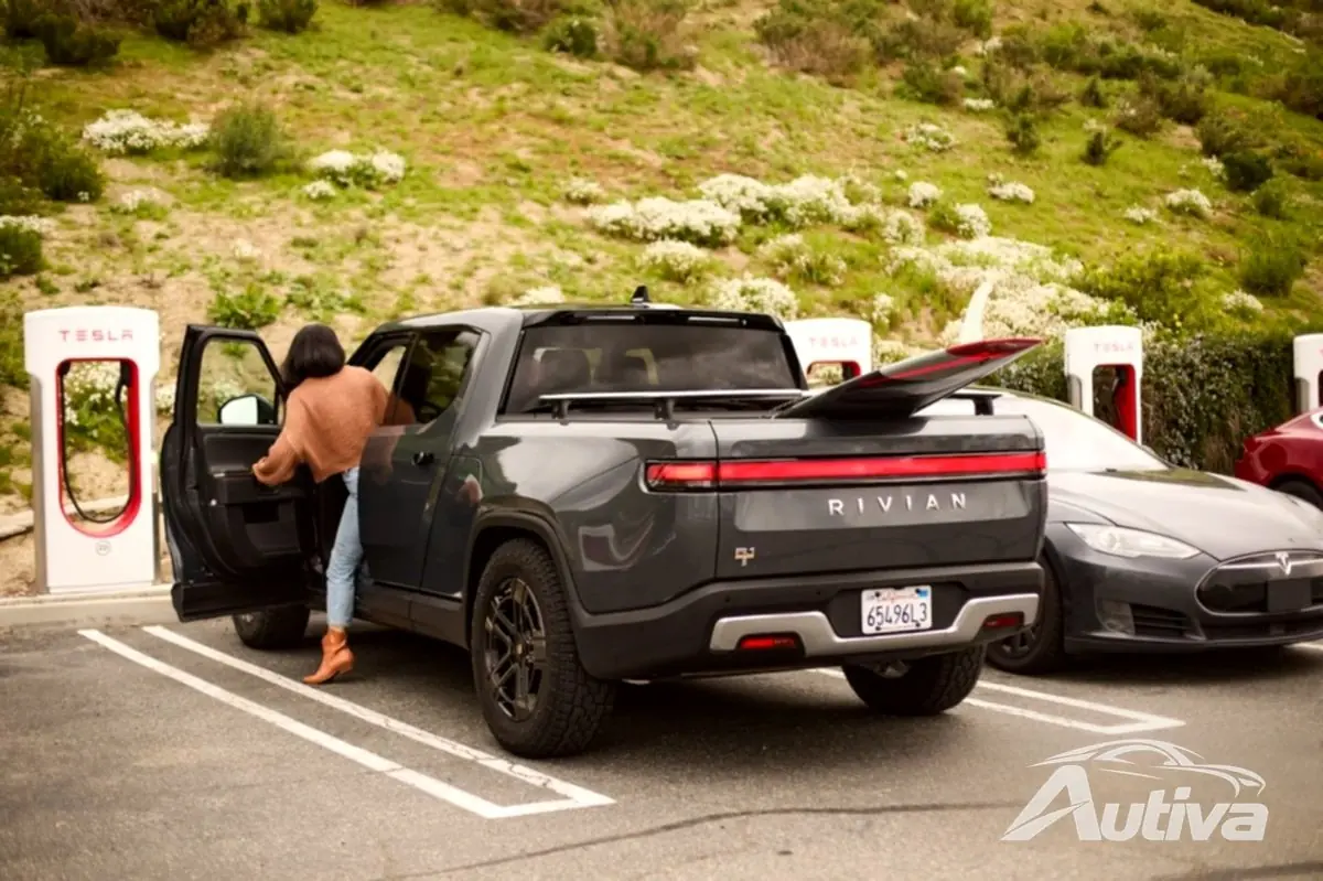 يمكن لمالكي Rivian الآن الوصول إلى شواحن Tesla الفائقة في أمريكا الشمالية
