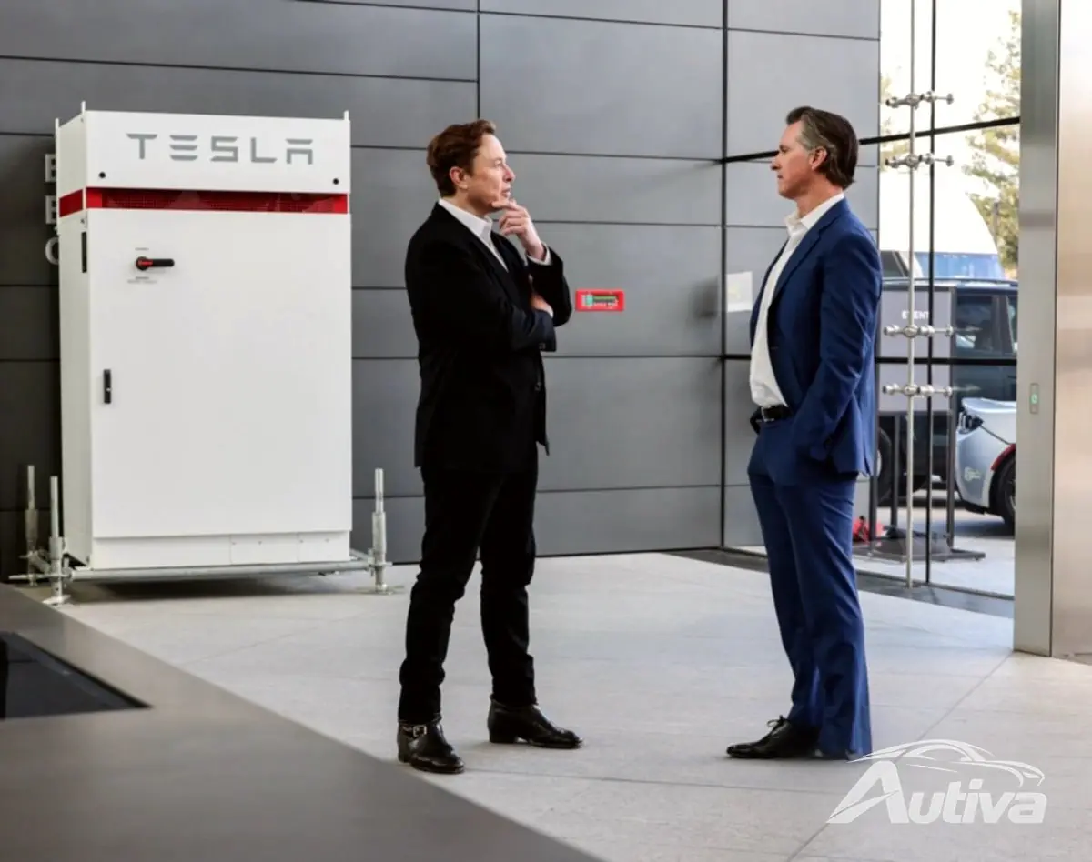 جولة في قطار تيسلا مع رئيس Cybertruck وفريق Supercharger جولة في قطار تيسلا مع رئيس Cybertruck وفريق Supercharger