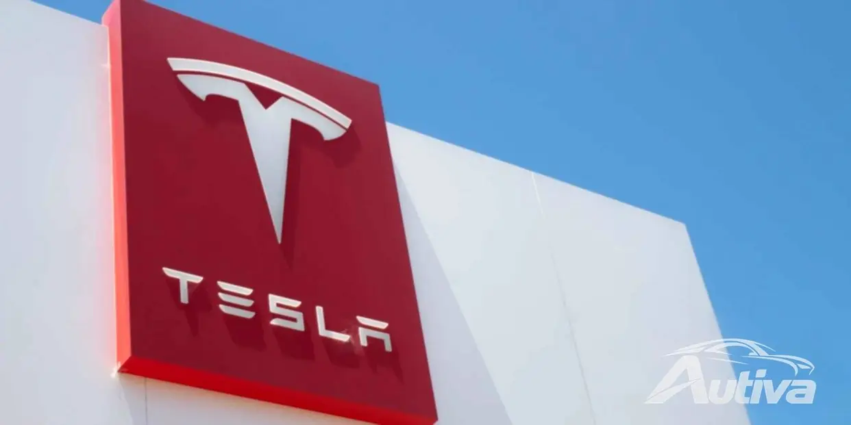 Tesla는 자동차 판매 부진 속에서 투자자를 확보하기 위해 로봇 야망으로 전환합니다.