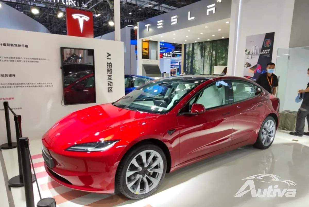 Novo Model 3 no showroom da Tesla na China