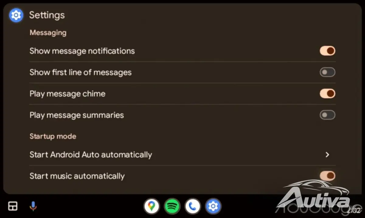 Interfejs Android Auto: przed (po lewej) i po (po prawej)