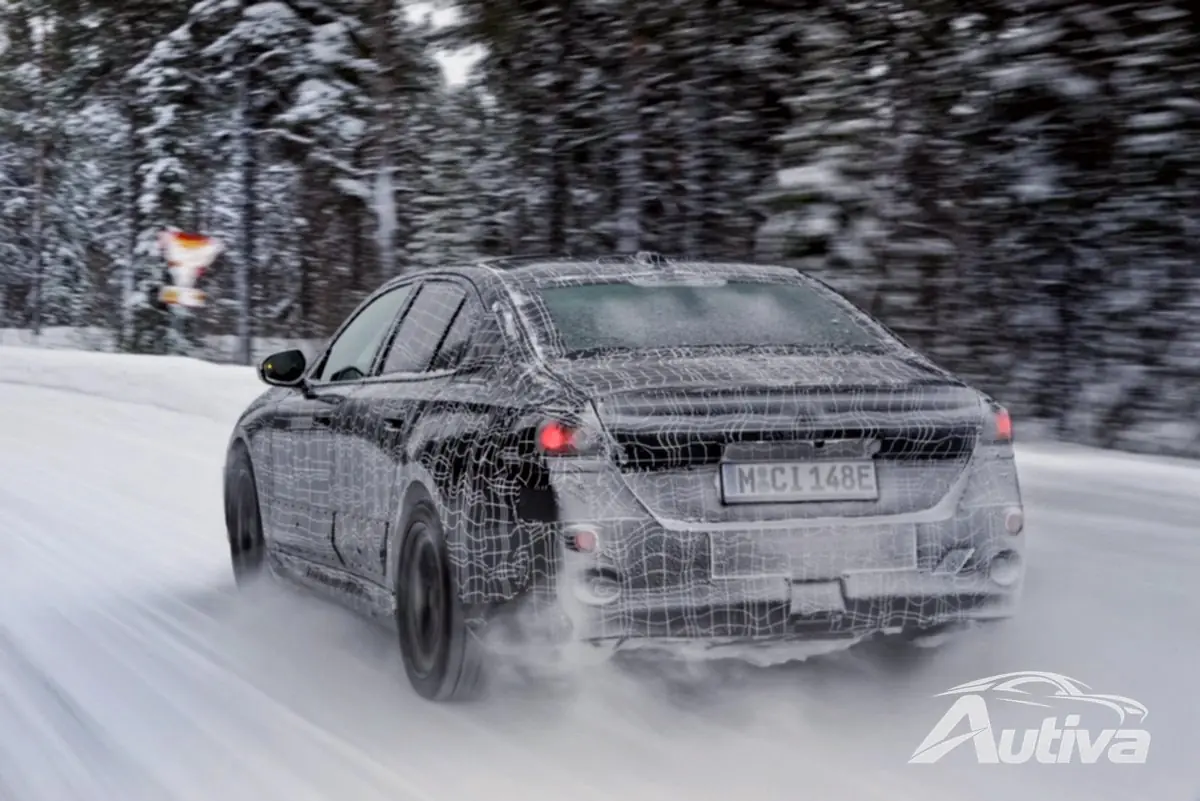 Der elektrische BMW i5 kommt problemlos mit Schnee und Eis zurecht Der elektrische BMW i5 kommt problemlos mit Schnee und Eis zurecht