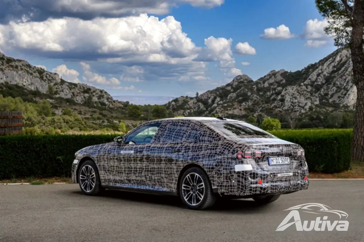 De elektrische BMW i5 ondergaat de laatste tuning vóór de wereldpremière De elektrische BMW i5 ondergaat de laatste tuning vóór de wereldpremière