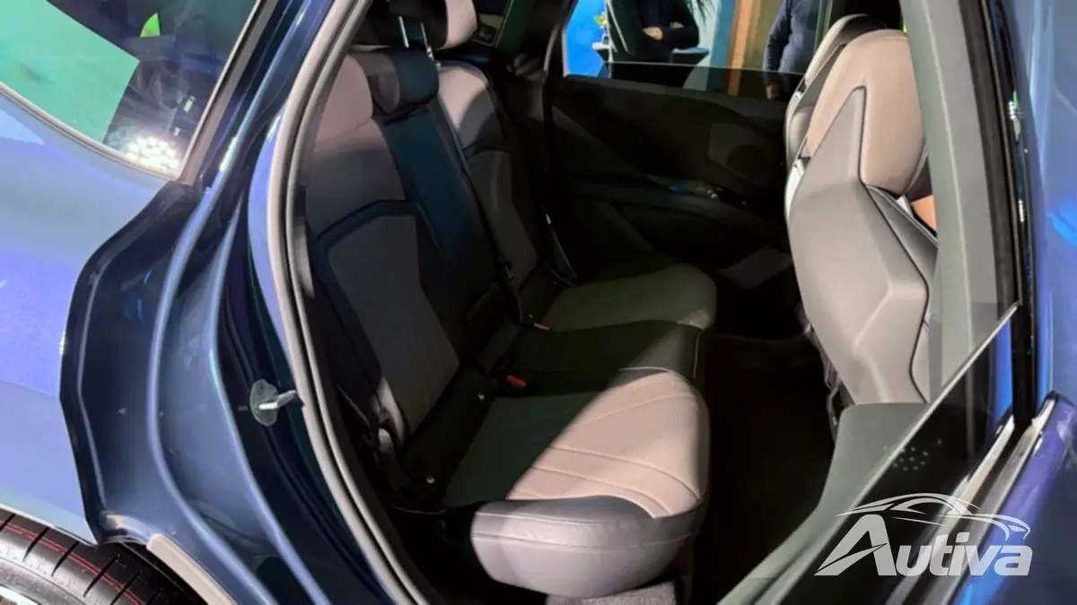 आप दूसरी पंक्ति में लंबे वयस्कों को आसानी से फिट कर सकते हैं।