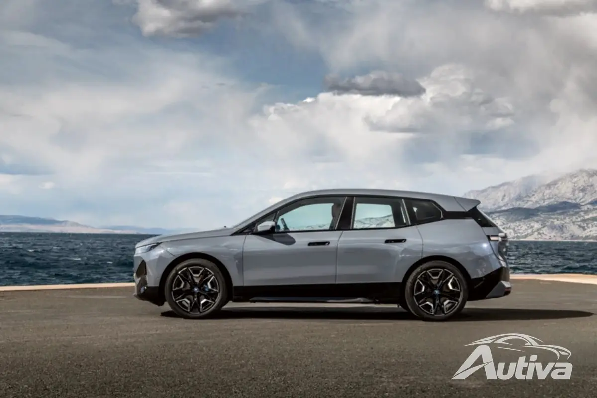 BMW detaljerar fullständigt i4 sedan och iX SUV, priser ingår