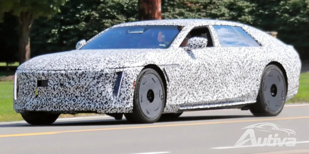 Cadillac Celestiq repérée sur la piste d'essai, toujours proche du prototype