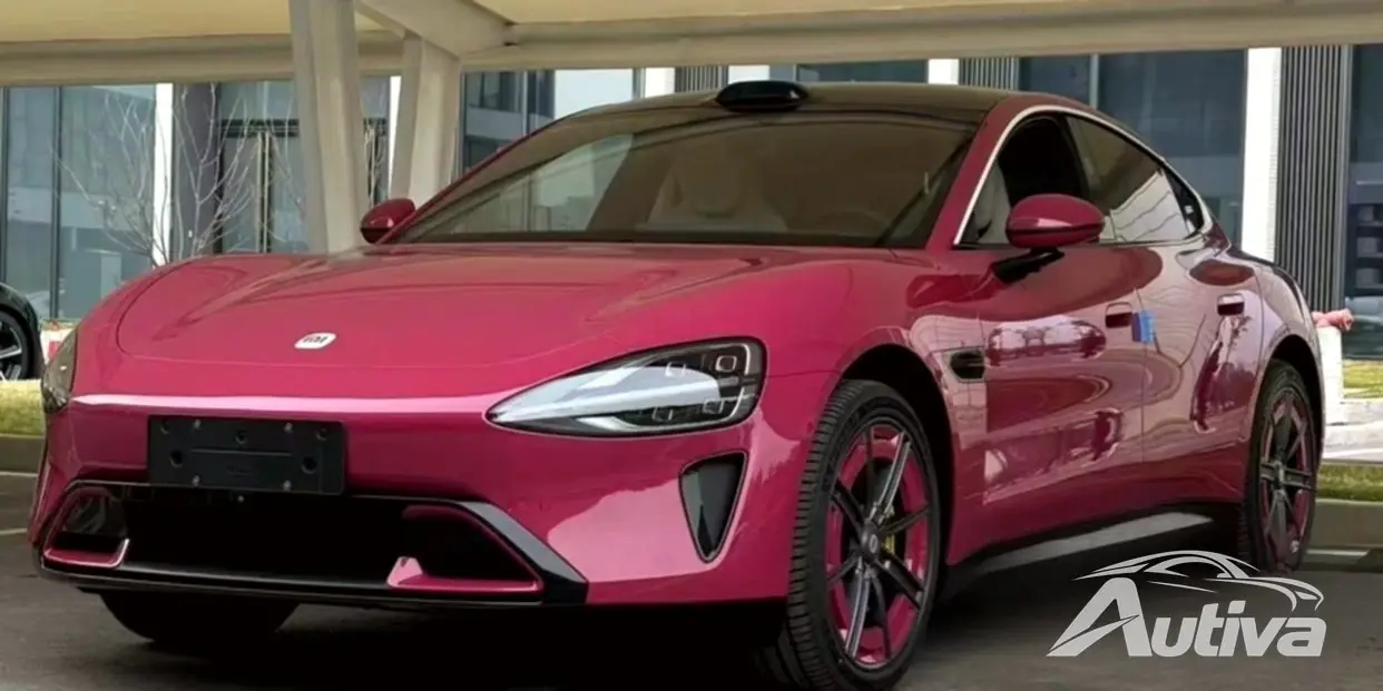 Explorez le Xiaomi SU7 en magenta brillant, incroyablement chic dans un parking