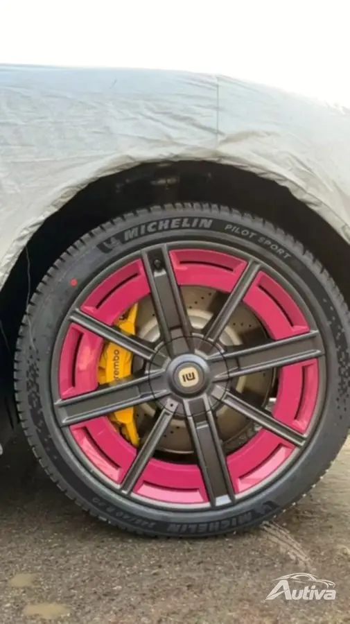 Xiaomi SU7 en magenta brillant