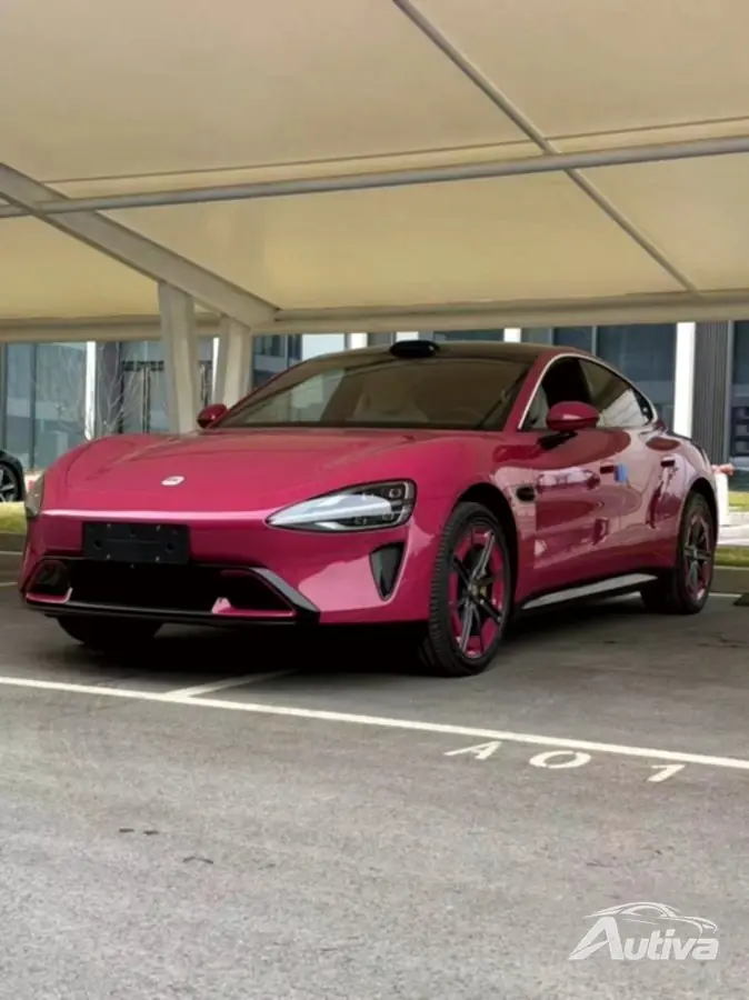 Parlak Macenta renginde Xiaomi SU7