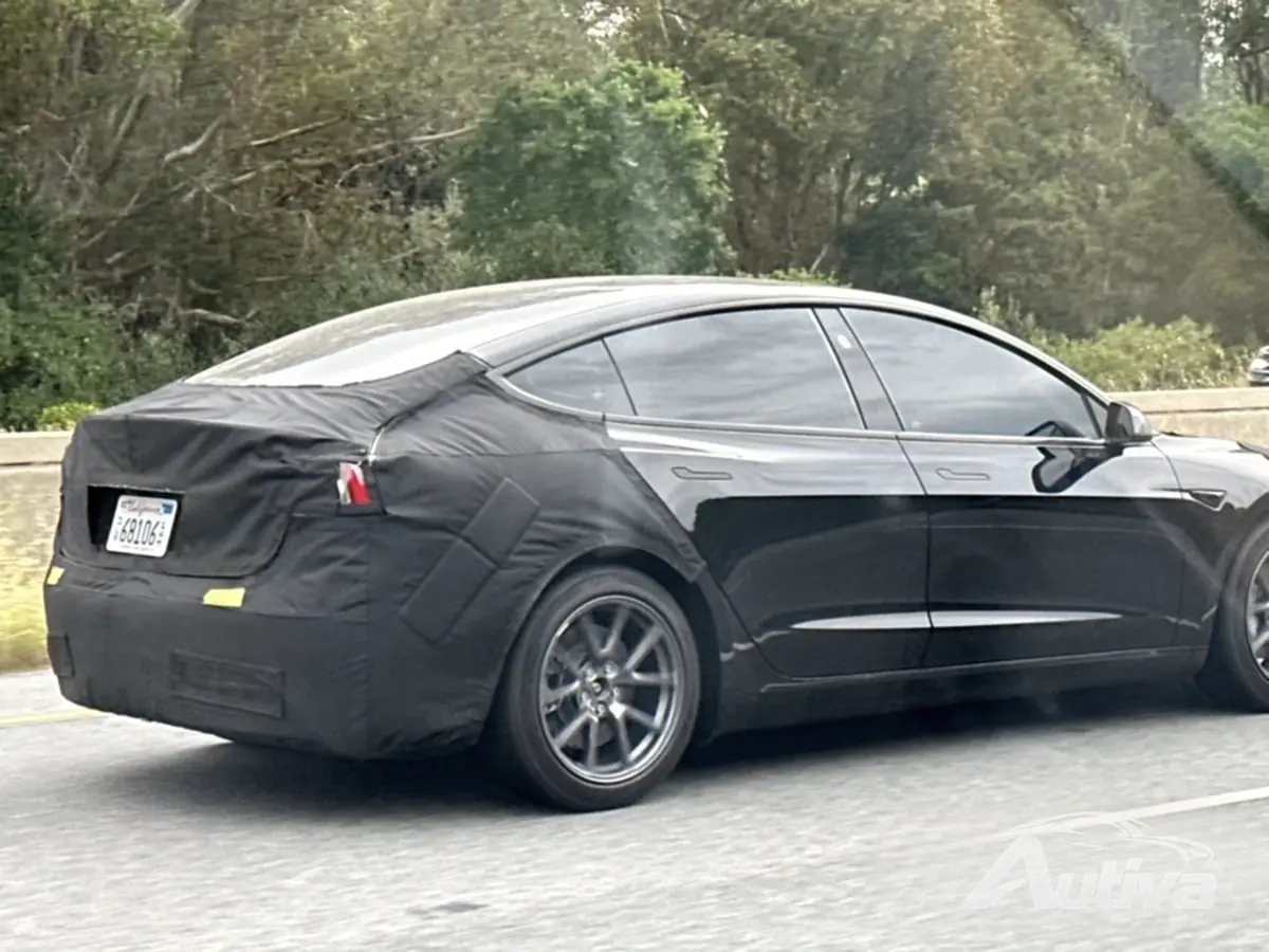 Getarntes Facelift des Tesla Model 3