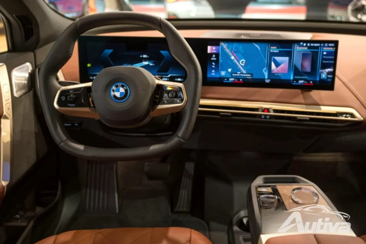 Изогнутый экран BMW iX M60