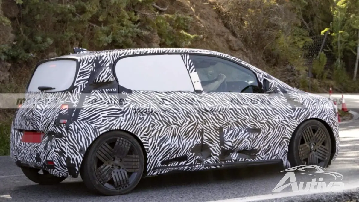 Hier ist unser erster Blick auf den Renault Twingo von Nissan in einem kompletten Tarnanzug