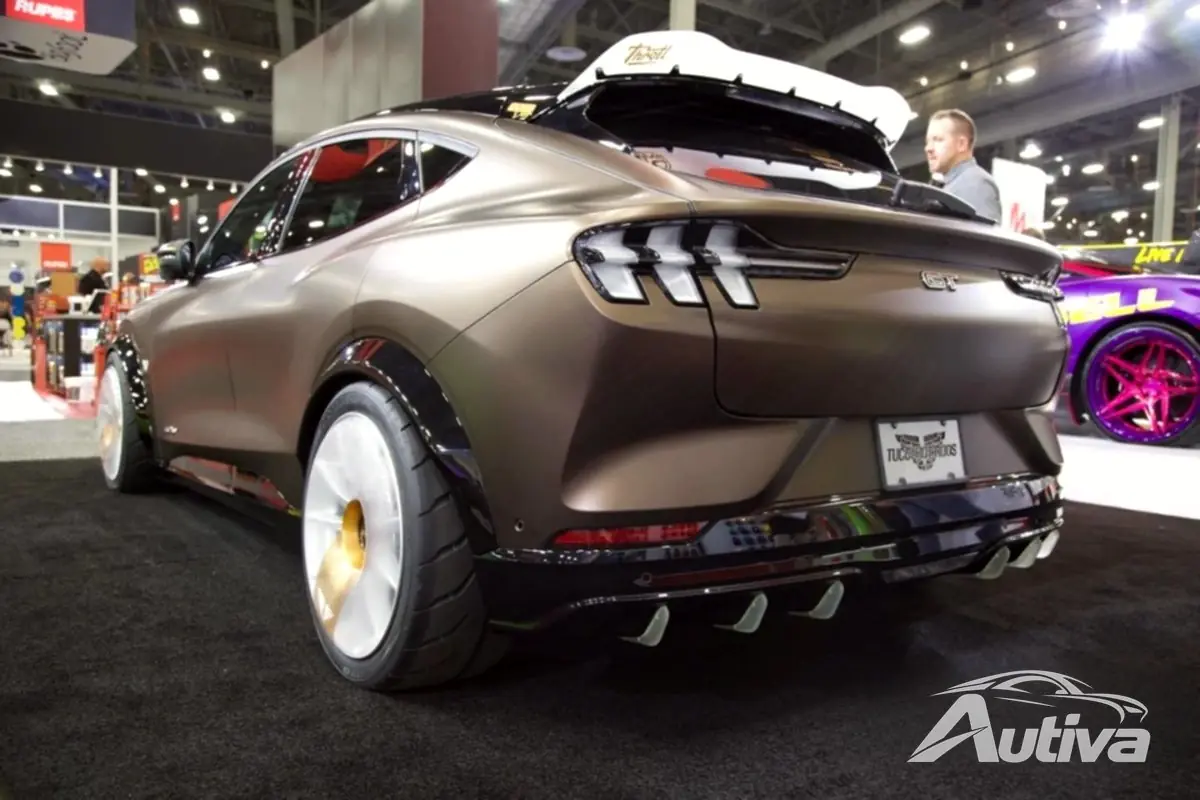 Ford presenta l'F-150 Lightning e la Mustang Mach-E al SEMA 2022 8