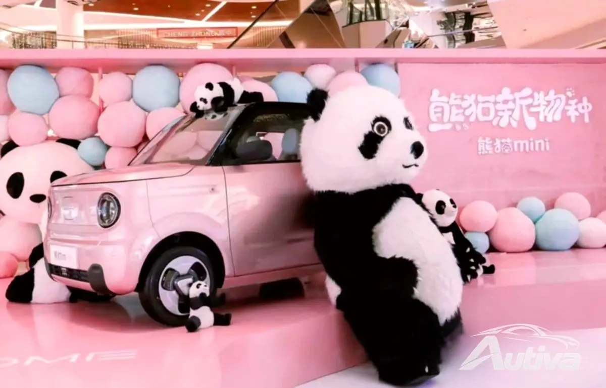 지리(Geely)가 공개한 판다 미니 EV(Panda Mini EV)는 5,700달러부터 시작한다.