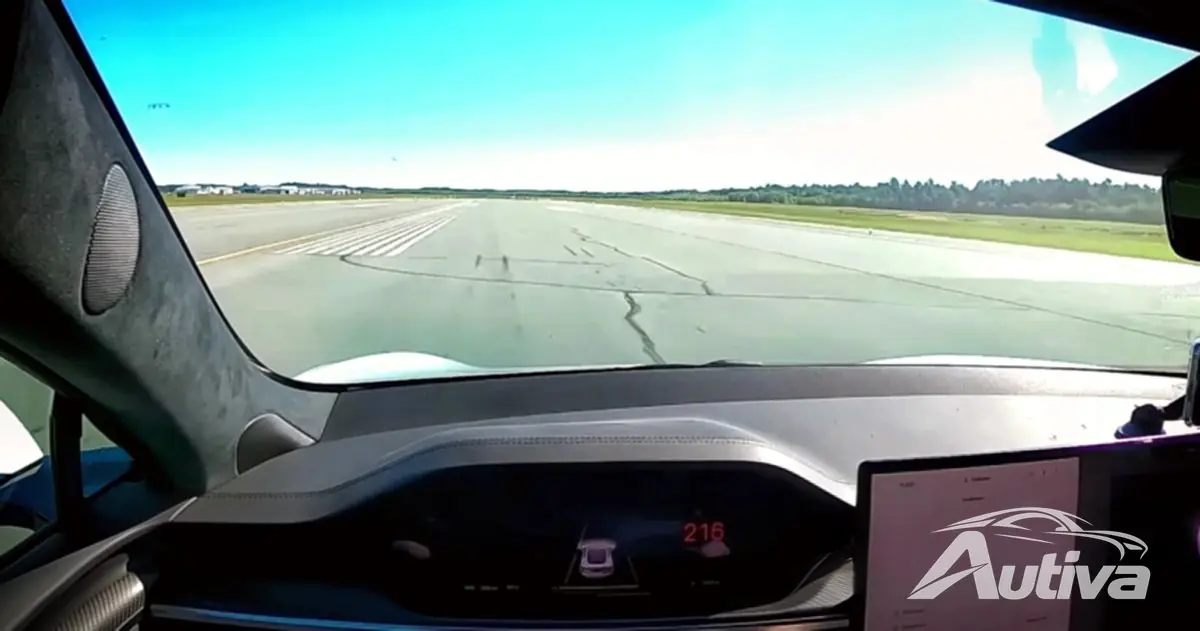 Tesla S Plaid atteignant la vitesse indiquée de 216 mph Tesla S Plaid atteignant la vitesse indiquée de 216 mph