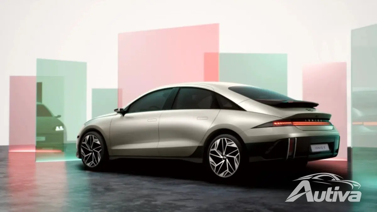 मर्सिडीज सीएलएस और पोर्श लाइनें और लाइटें स्पष्ट रूप से एक प्रभाव थीं मर्सिडीज सीएलएस और पोर्श लाइनें और लाइटें स्पष्ट रूप से एक प्रभाव थीं