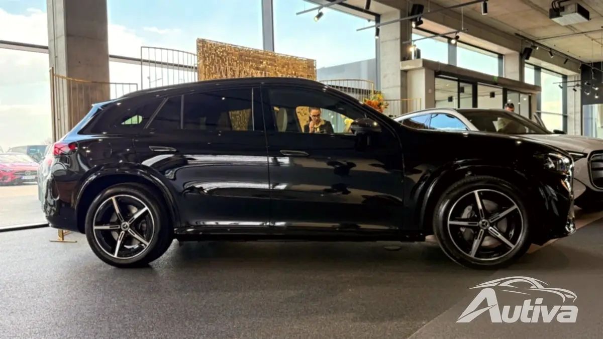 梅赛德斯 GLC 400 侧面