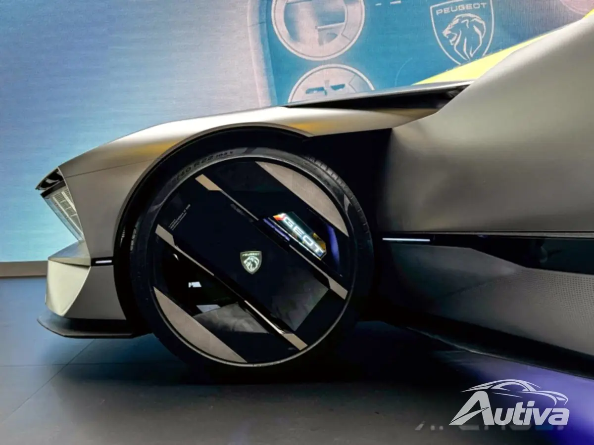 Il concept Peugeot Inception alla fiera VivaTech.
