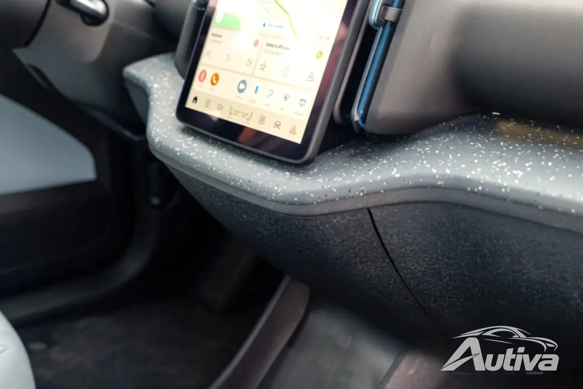 Das Handschuhfach wird über den Touchscreen im EX30 gesteuert.