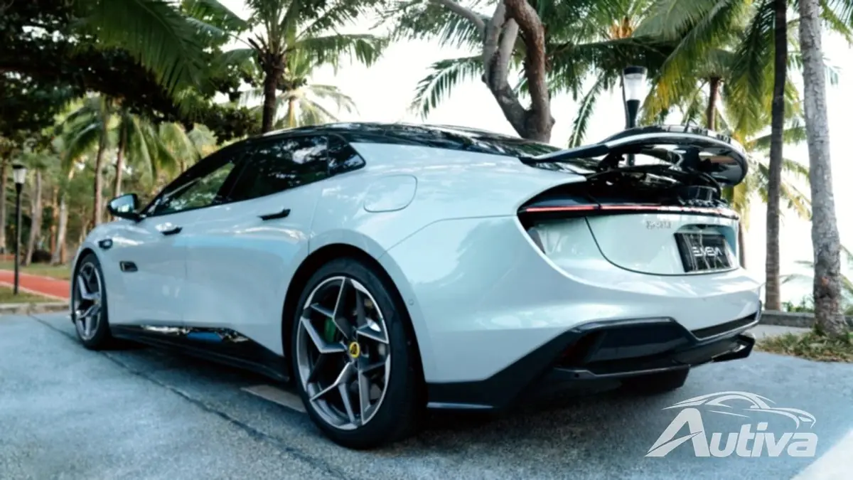 El sedán eléctrico Lotus Emeya se lanza en China con precios desde 80.200 euros 6