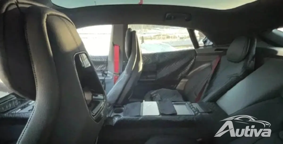 تظهر Lotus Envya تصميمها الداخلي أثناء اختبارات الشتاء