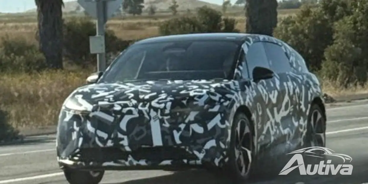 Lucid Cosmos spotted på gatorna bredvid en Tesla Model Y
