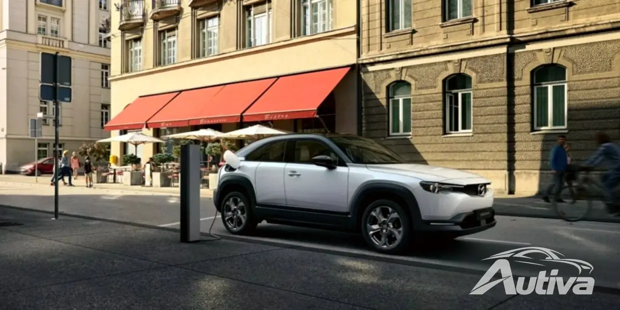 Mazda żegna się ze swoim jedynym pojazdem elektrycznym, MX-30, gdy ten wjeżdża ku zachodowi słońca