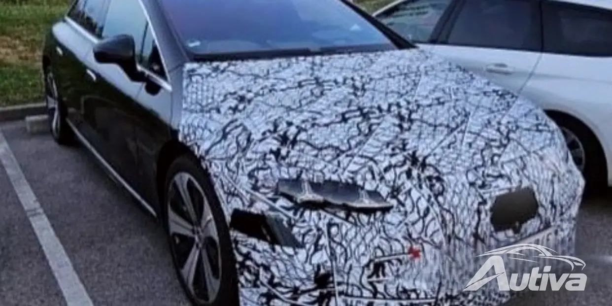 Actualización de mediana edad del Mercedes-Benz EQS atrapada en la naturaleza