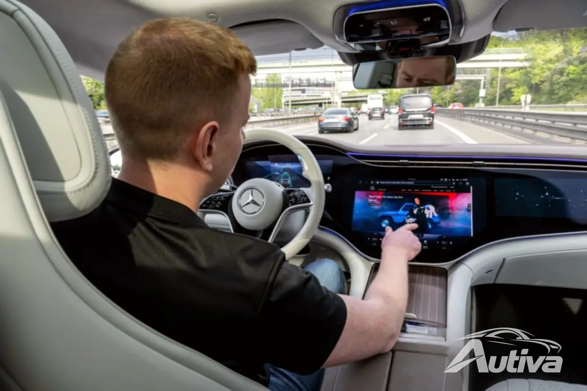 Drive Pilot を使用すると、運転中に YouTube を視聴できます Drive Pilot を使用すると、運転中に YouTube を視聴できます