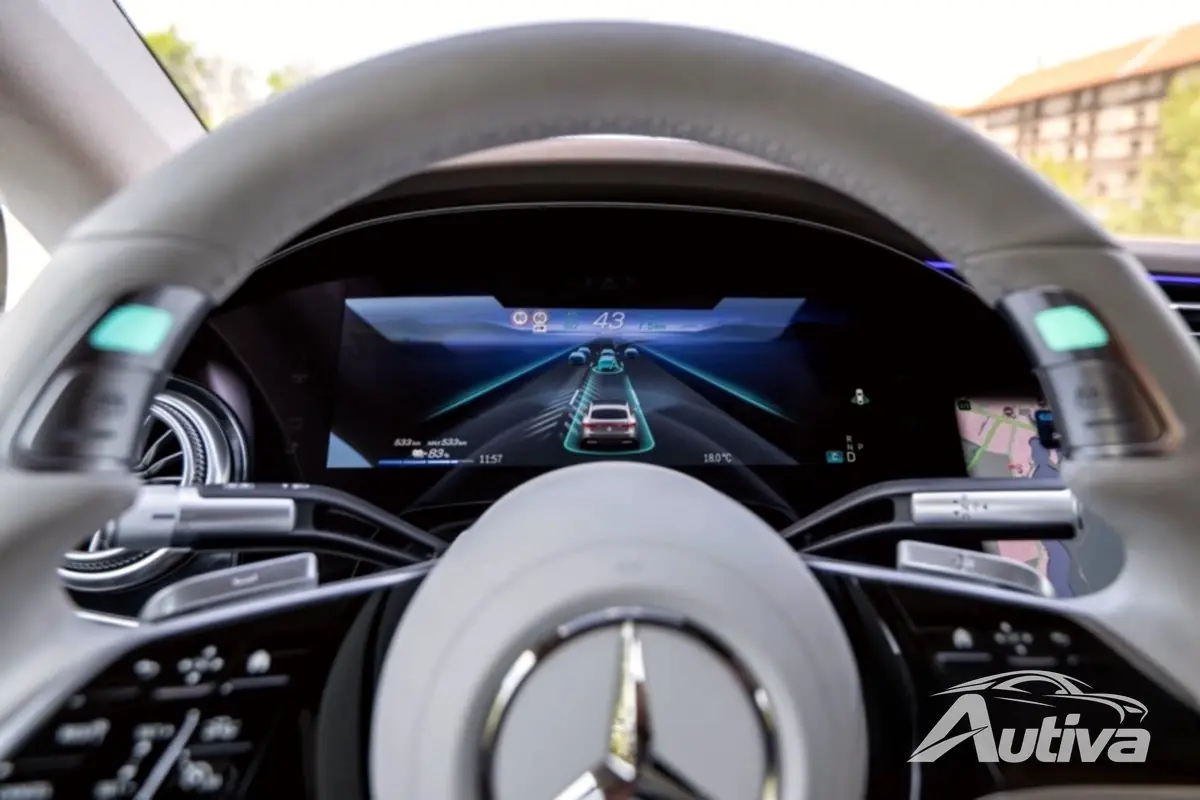Mercedes-Benz stellt türkisfarbene Lichter vor, die den autonomen Fahrmodus signalisieren 3