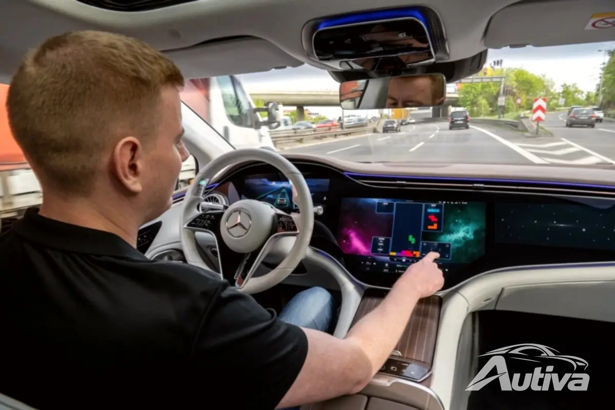 Mercedes-Benz presenta le luci turchesi per segnalare la modalità di guida autonoma 4