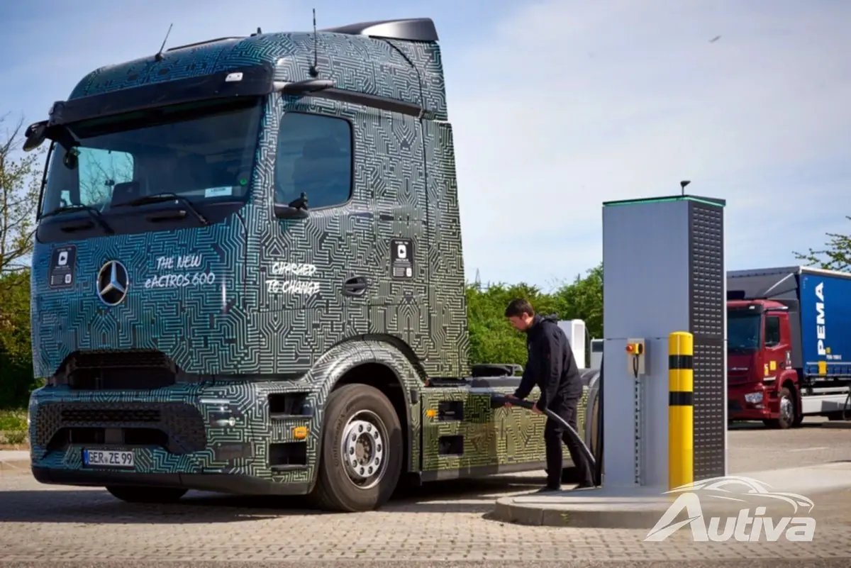 Mercedes ładuje ciężarówkę eActros 600 mocą 1000 kW Mercedes ładuje ciężarówkę eActros 600 mocą 1000 kW