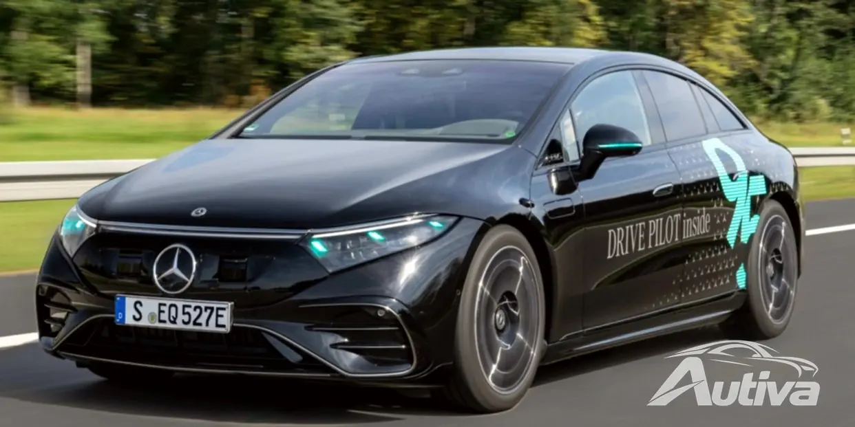 Mercedes prueba luces turquesas que indican el modo de conducción autónoma en Alemania