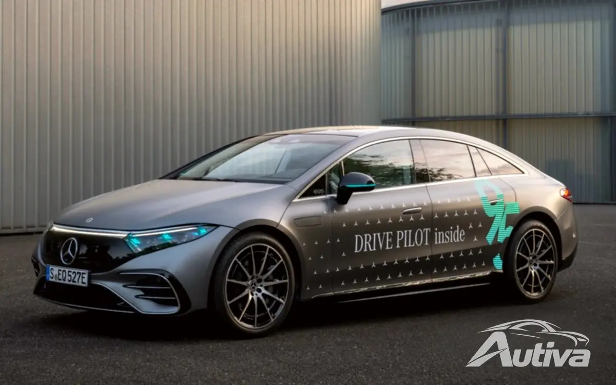 Mercedes testuje teraz turkusowe światła pokazujące, kiedy samochód porusza się samodzielnie w Niemczech Mercedes testuje teraz turkusowe światła pokazujące, kiedy samochód porusza się samodzielnie w Niemczech