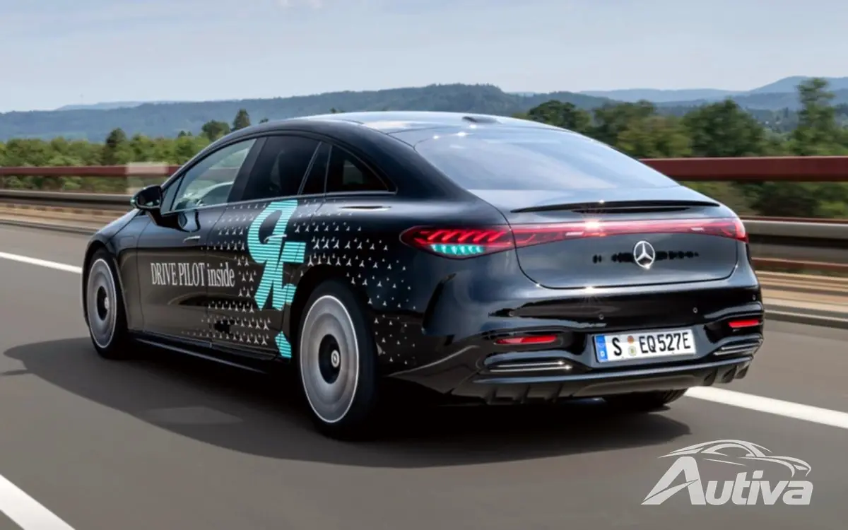 Mercedes теперь тестирует свои бирюзовые огни, показывающие, что автомобиль движется самостоятельно в Германии