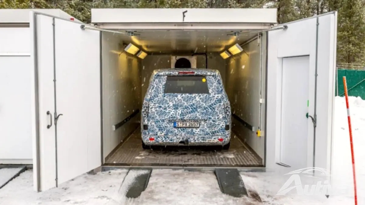 Mercedes lovar revolution för elektriska skåpbilar med nya V-Klass häftiga Arctic-tester